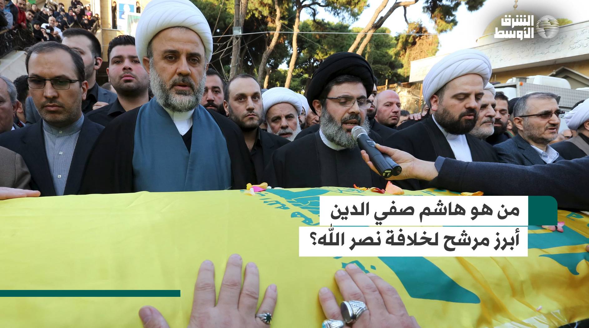 نبيل قاووق إلى جانب هاشم صفي الدين خلال تشييع قيادي بالحزب في أغسطس 2024 (أرشيفية)