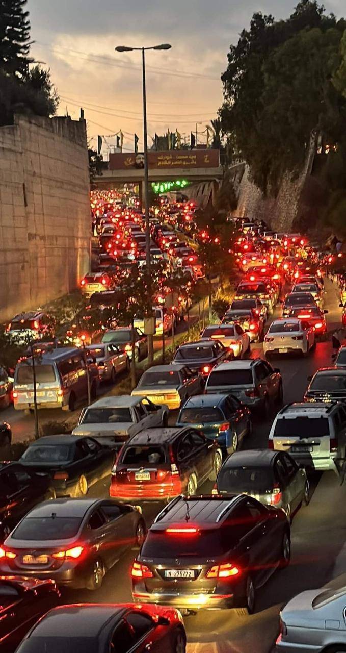 حركة النزوح من جنوب لبنان باتجاه بيروت يوم 23 سبتمبر 2024 وتظهر السيارات قد أقفلت المسلكين على طريق حبوش - النبطية (أرشيفية - سوشيال ميديا)