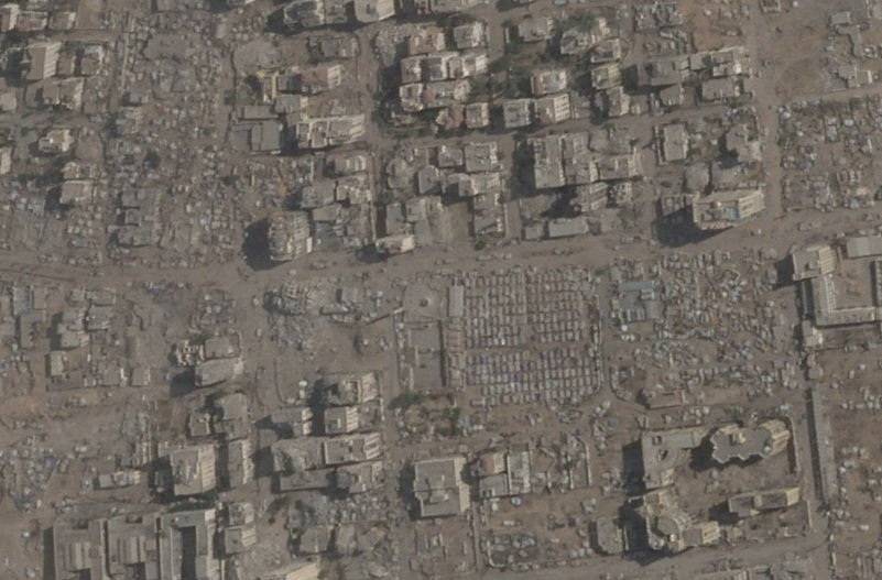 صورة قمر اصطناعي تُظهر بقايا برج مشتهى المكون من 15 طابقاً بعد تدميره في غارة جوية إسرائيلية في مدينة غزة 16 سبتمبر 2025 (رويترز)