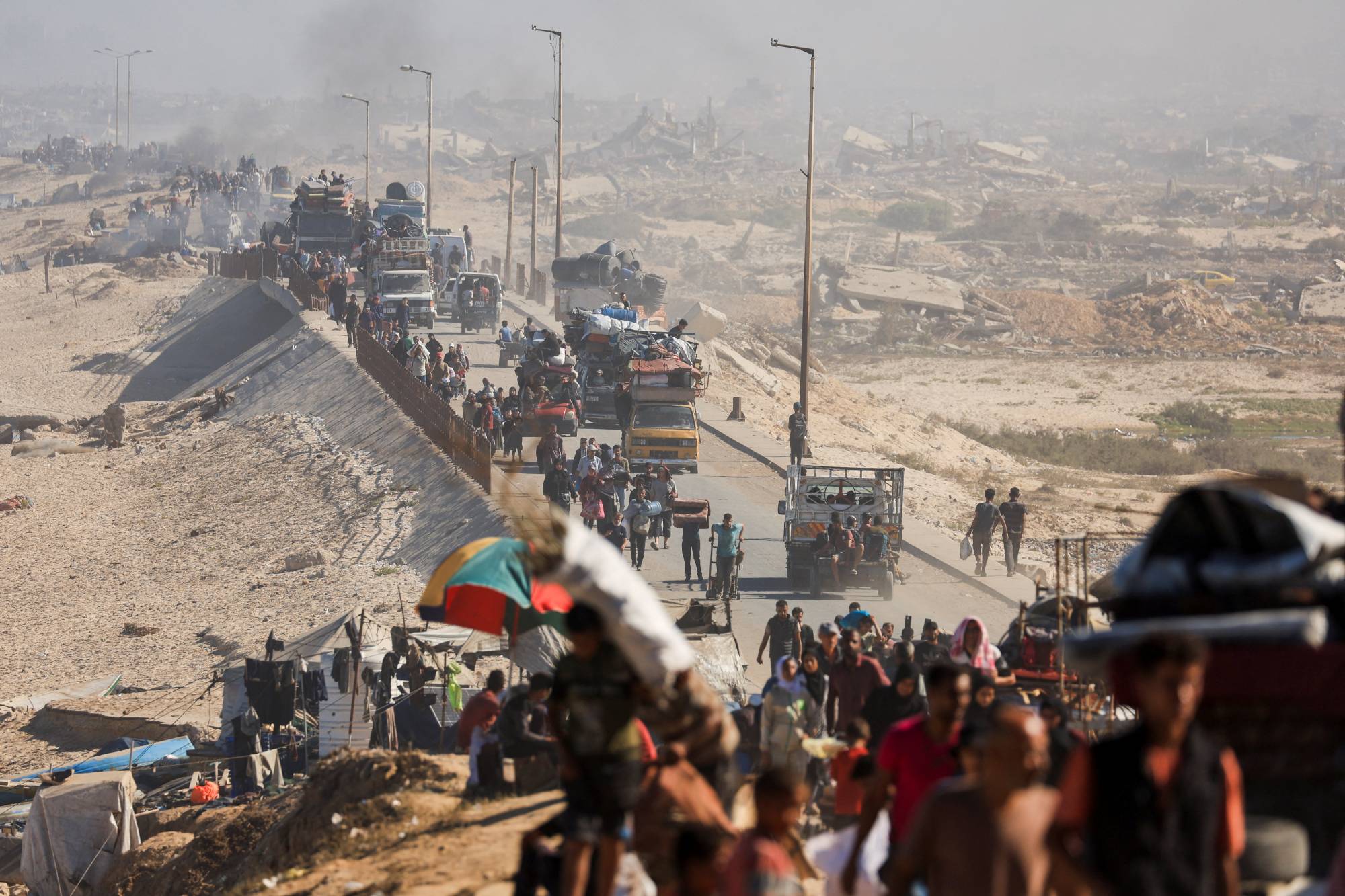 فلسطينيون ينزحون من شمال غزة بعدما أنذرت إسرائيل السكان بالإخلاء والتوجه جنوباً السبت (رويترز)