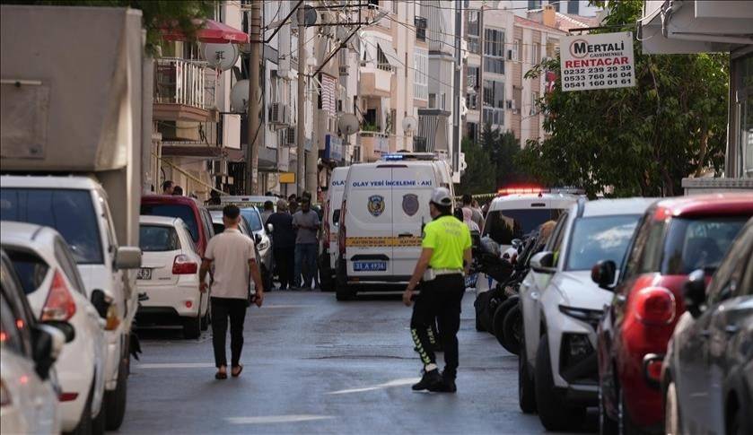 عناصر من الأمن التركي خلال التحقيقات في موقع الهجوم على مركز للشرطة في إزمير (إعلام تركي)