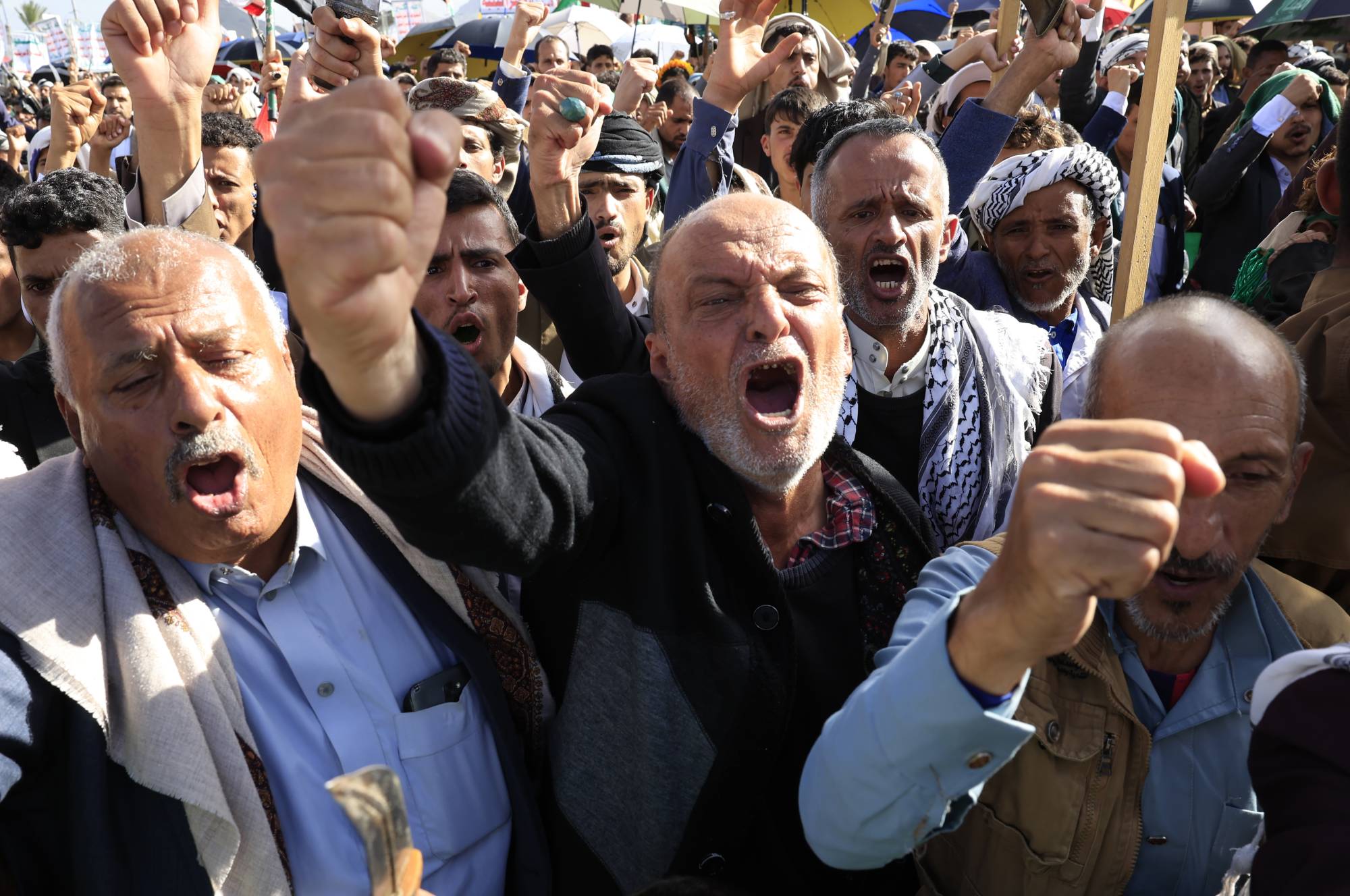 موالون للجماعة الحوثية خلال حشد في صنعاء دعا إليه زعيمها (إ.ب.أ)