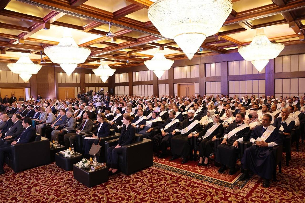 جانب من الحضور في أثناء أداء المجالس البلدية المنتخبة اليمين القانونية (البعثة الأممية)