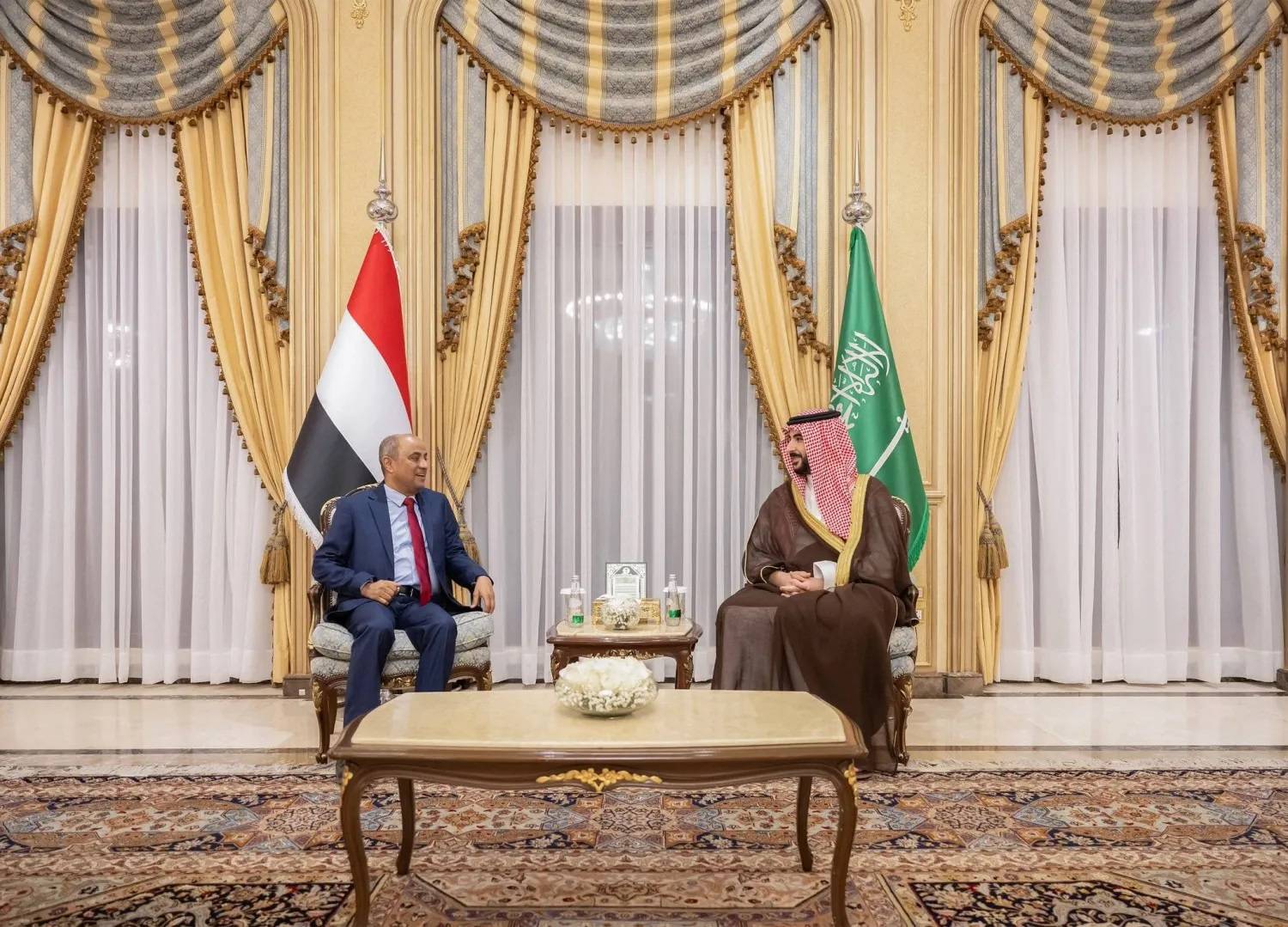 الأمير خالد بن سلمان لدى لقائه سالم بن بريك في الرياض في مايو الماضي (وزارة الدفاع السعودية)