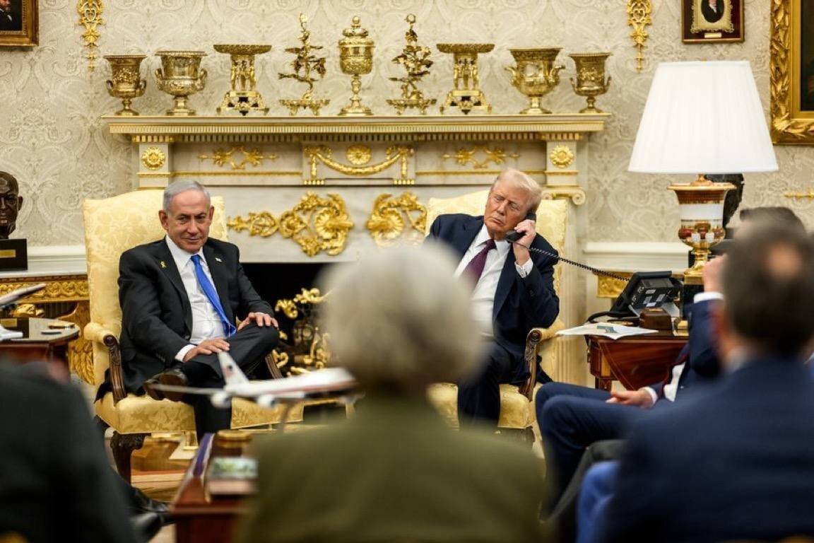 الصورة الأولى التي تظهر رئيس الوزراء الإسرائيلي بنيامين نتنياهو خلال اتصال من البيت الأبيض اعتذر فيه من نظيره القطري عن القصف الإسرائيلي للدوحة (القناة 12 الإسرائيلية)