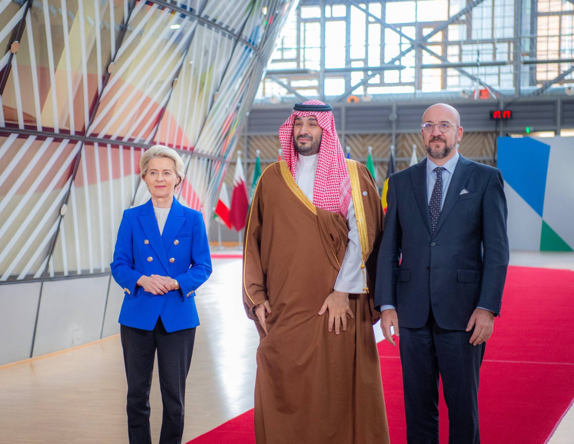 الأمير محمد بن سلمان مع شارل ميشيل وأورسولا فون دير لاين لدى وصوله خلال القمة الخليجية الأوروبية أكتوبر 2024 (واس)