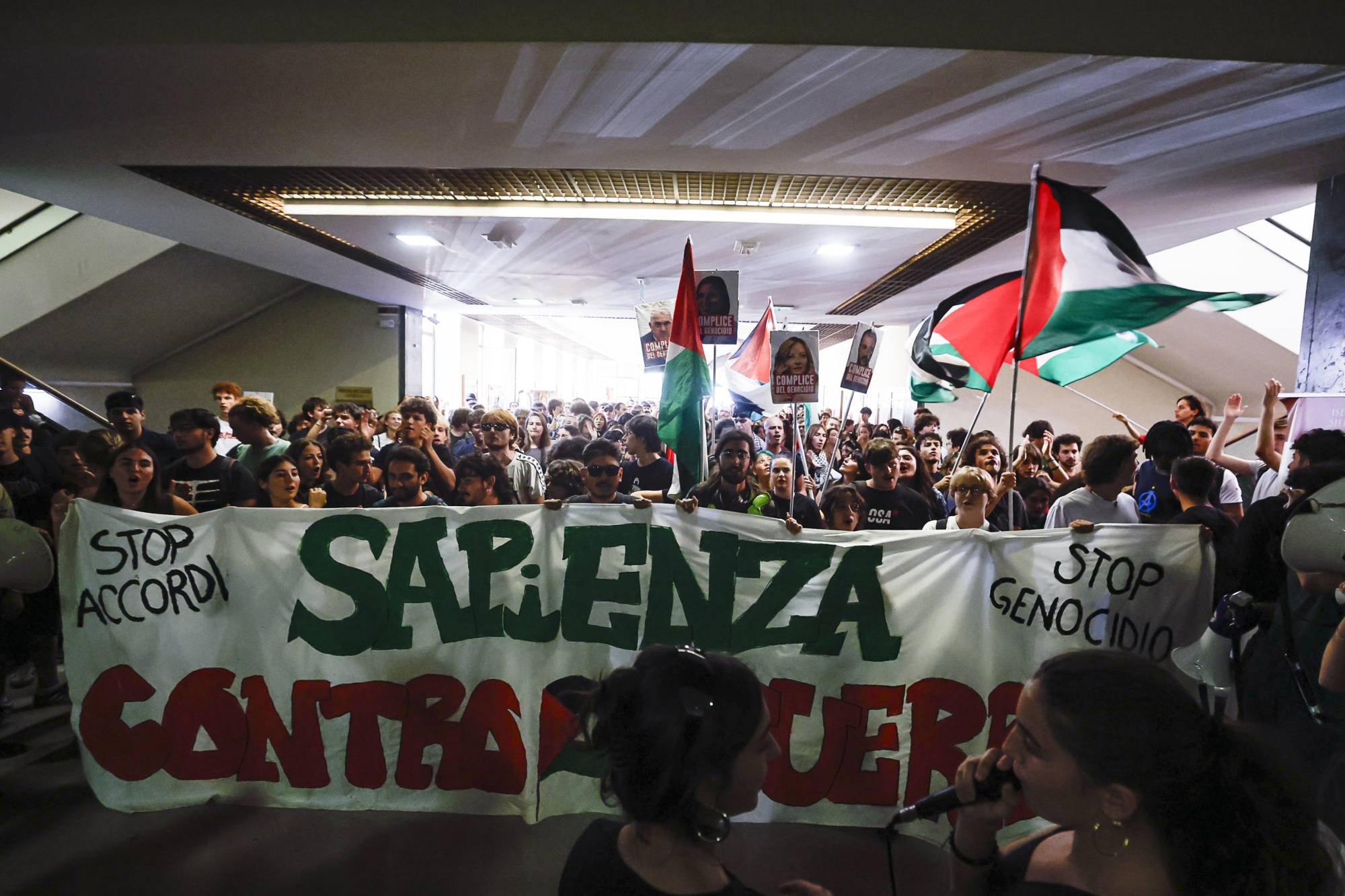 يحمل المشاركون لافتة كُتب عليها «سابينزا ضد الحرب» ويلوحون بالأعلام الفلسطينية خلال مظاهرة طلابية دعماً للشعب الفلسطيني وأسطول الصمود العالمي في جامعة لا سابينزا بروما إيطاليا (إ.ب.أ)