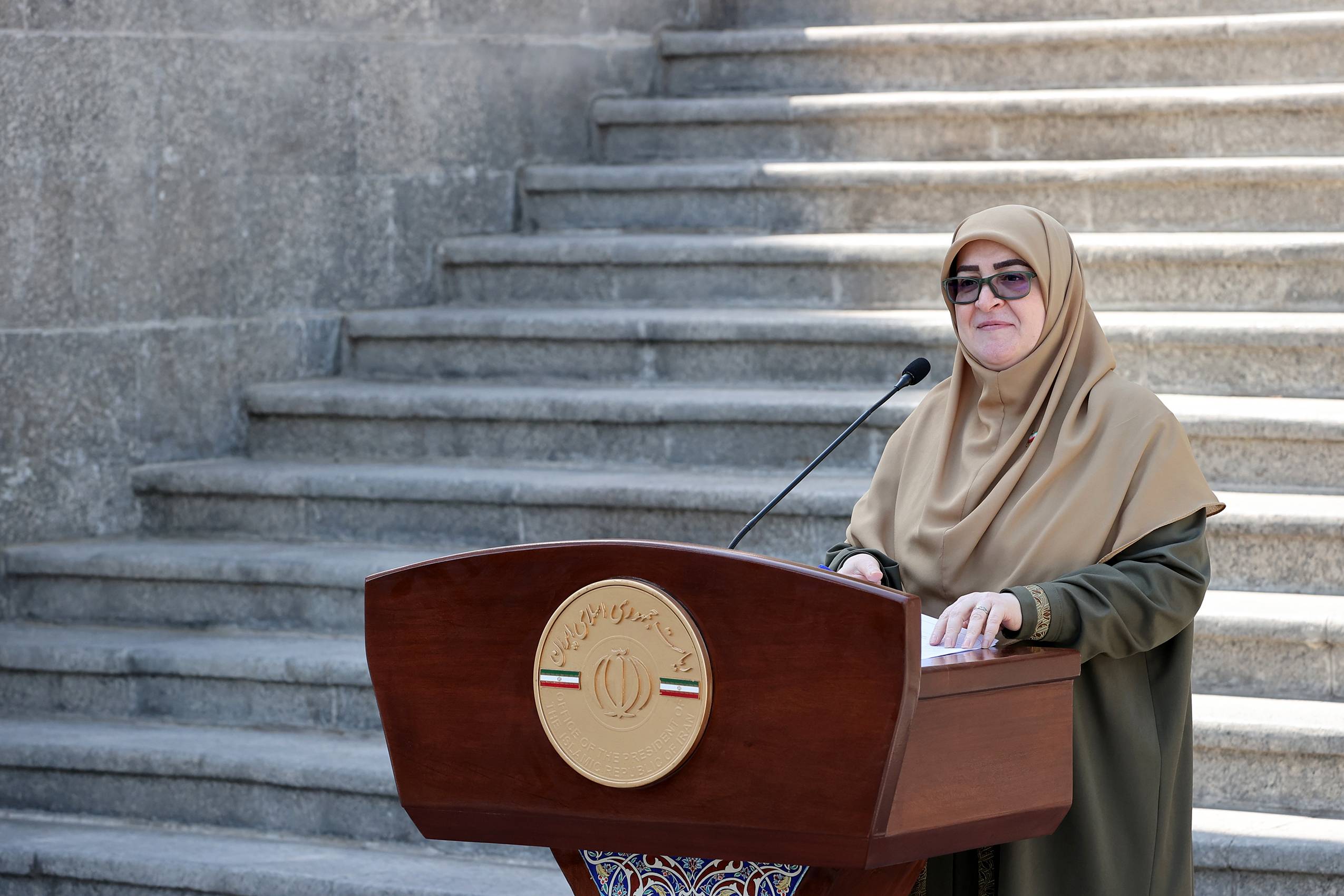 المتحدثة باسم الحكومة فاطمة مهاجراني على هامش الاجتماع الوزاري اليوم (الرئاسة الإيرانية)