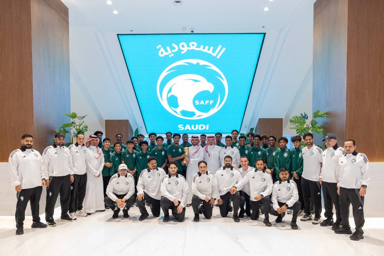 لقطة جماعية لأعضاء المنتخبين مع وزير الرياضة (الشرق الأوسط)