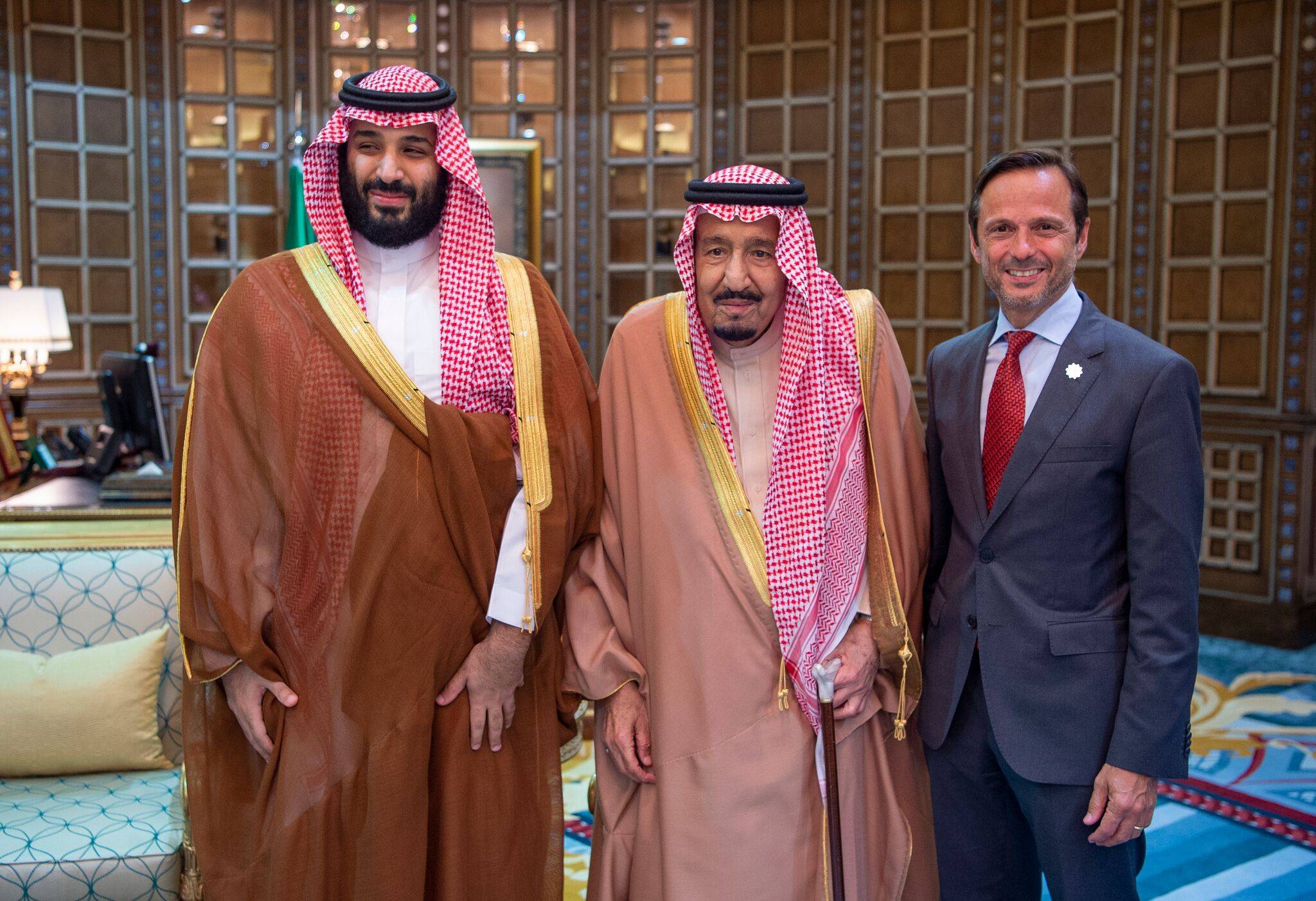 الملك سلمان بن عبد العزيز والأمير محمد بن سلمان وجون باغانو خلال استقبال فريق عمل «مشروع البحر الأحمر» في الرياض ديسمبر 2018 (واس)