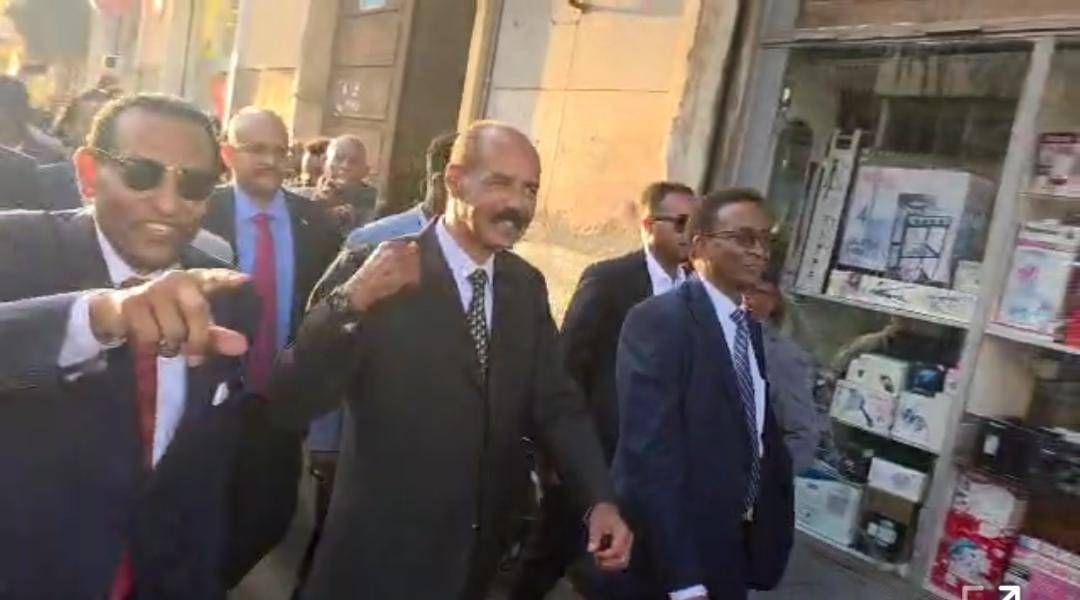President Idriss with Afwerki during their tour of "Kamshatatu" Street in the center of the capital, Asmara (SUNA)