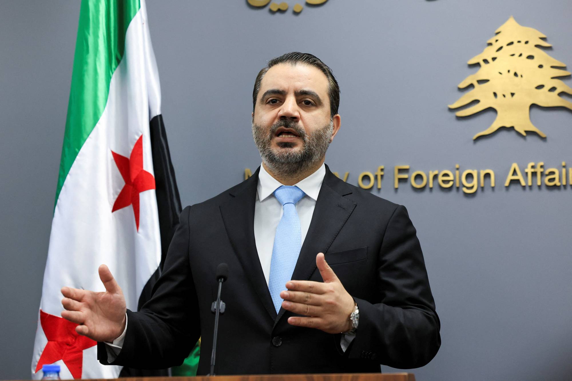 أسعد الشيباني يتحدث من مقر وزارة الخارجية اللبنانية في بيروت (رويترز)