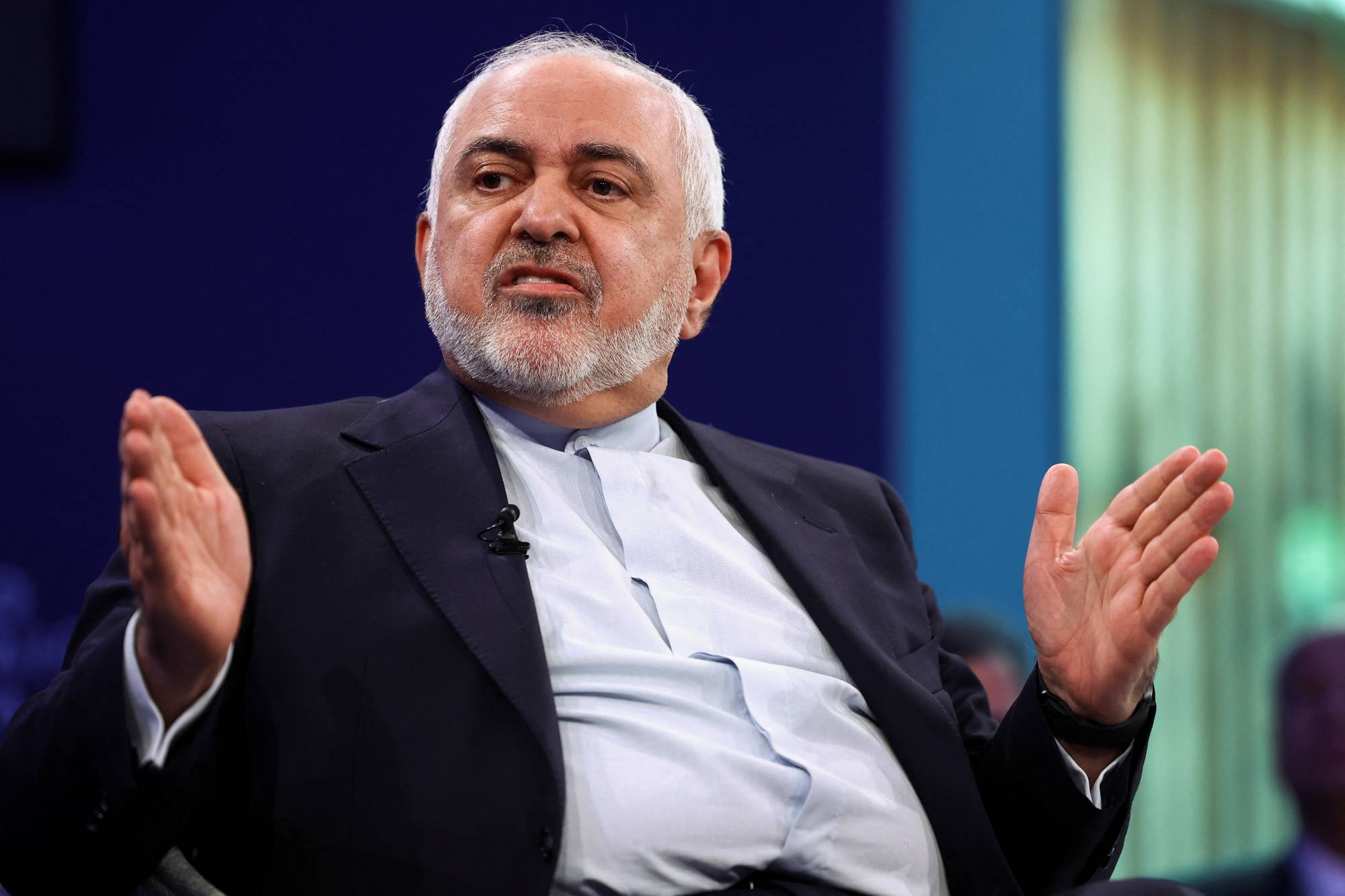 محمد جواد ظريف وزير الخارجية الإيراني الأسبق يتحدث خلال منتدى دافوس في يناير 2025 (رويترز)