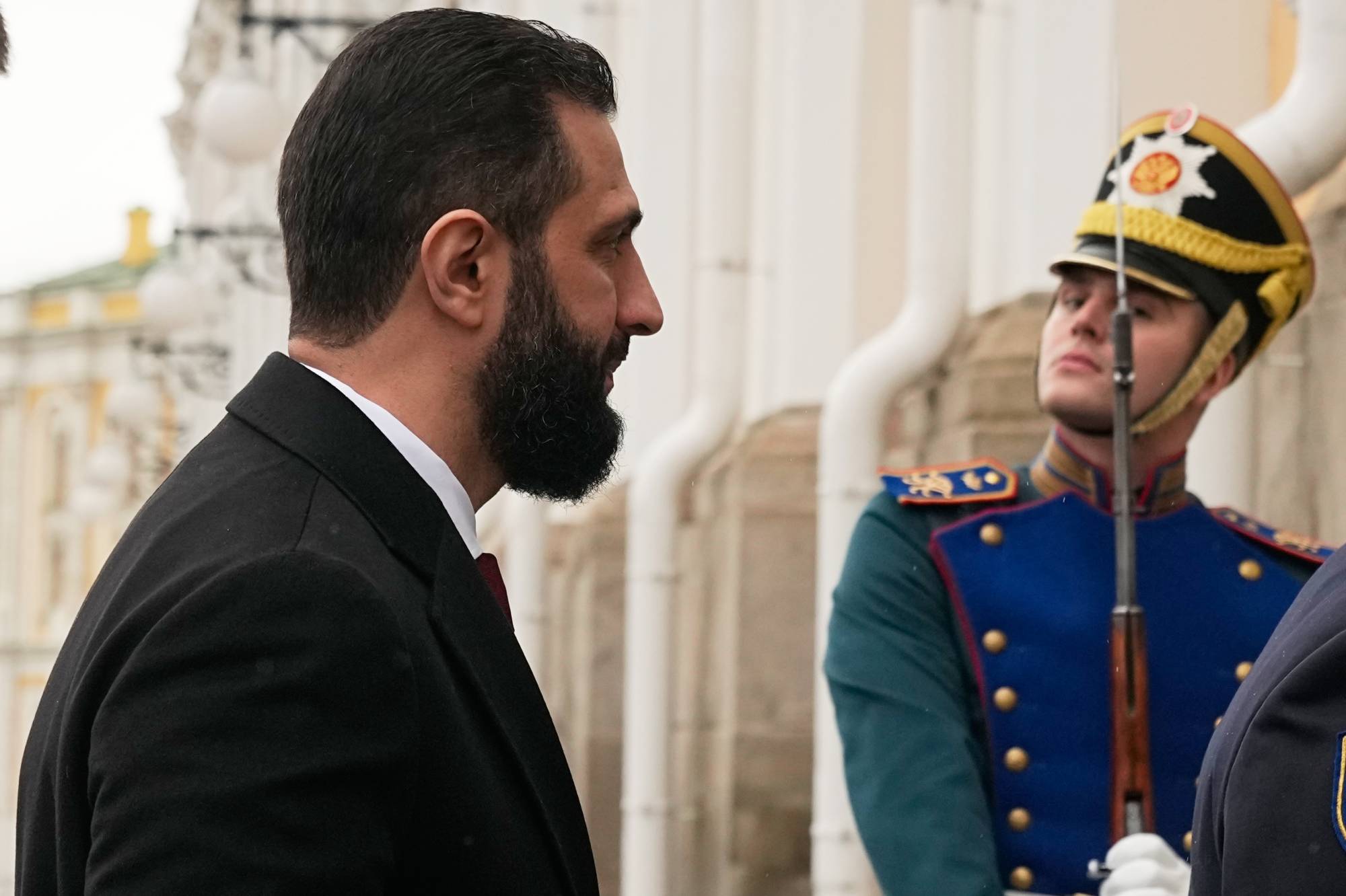 الرئيس السوري أحمد الشرع عند وصوله إلى الكرملين للقاء نظيره الروسي (أ.ب)