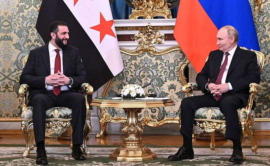الرئيس الروسي فلاديمير بوتين يلتقي الرئيس السوري أحمد الشرع في الكرملين بموسكو (الكرملين - وكالة الأنباء الألمانية)