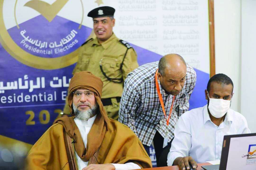 سيف الإسلام القذافي بمقر مفوضية الانتخابات في سبها عام 2021 (مفوضية الانتخابات)