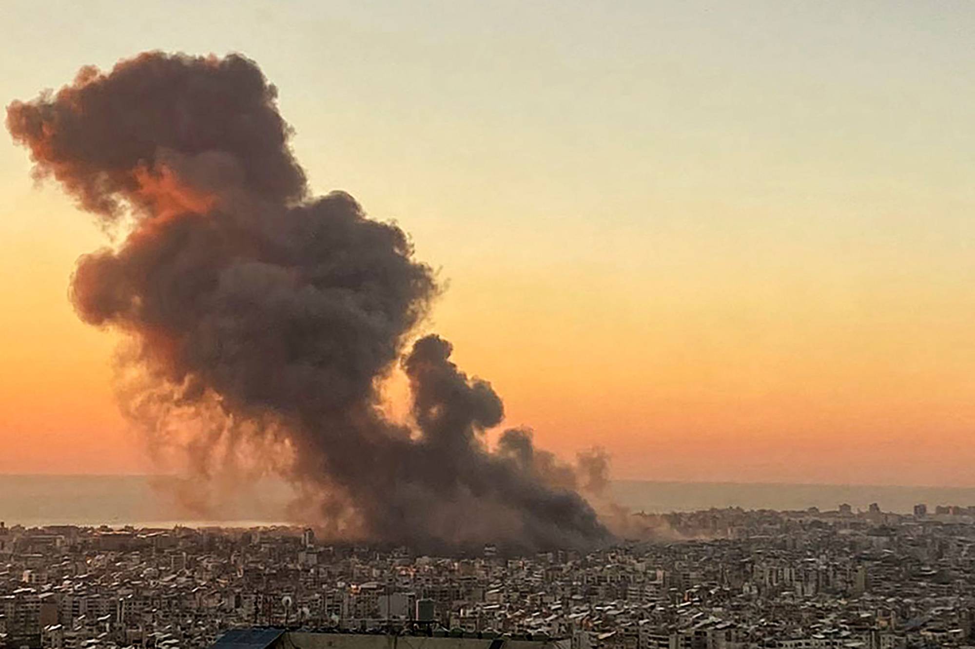 لحظة ضرب مقر «حزب الله» في الضاحية الجنوبية ببيروت واغتيال نصر الله يوم 27 سبتمبر 2024 (د.ب.أ)