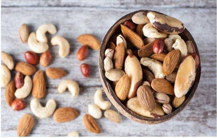 ارتبط تناول كميات أكبر من المكسرات والحبوب الكاملة والفواكه والخضراوات والأسماك بانخفاض خطر الوفاة لأي سبب (أرشيفية - رويترز)