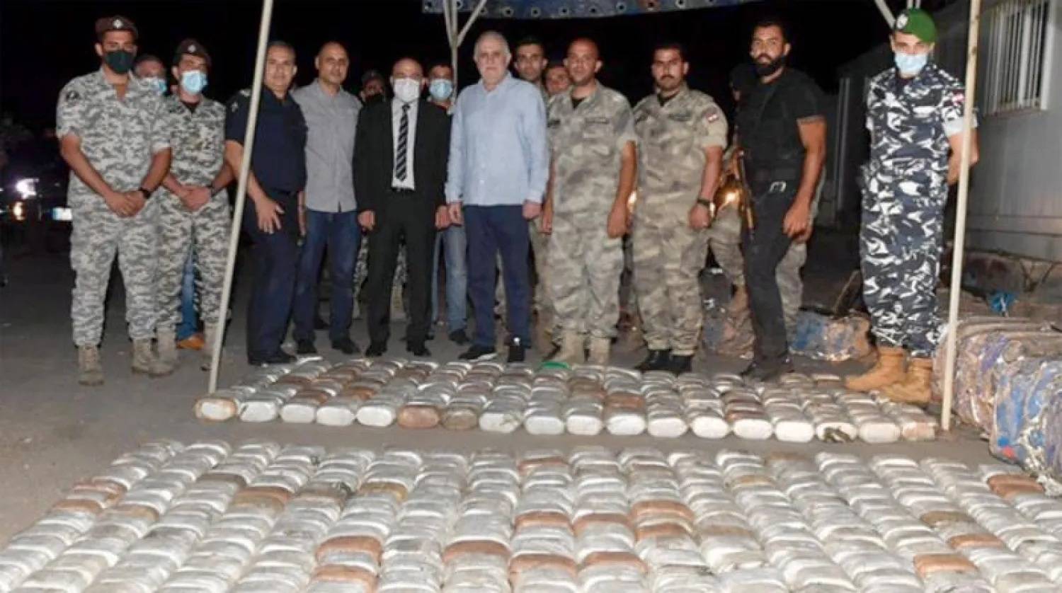 وزير الداخلية الأسبق محمد فهمي محاطاً بضباط من قوى الأمن الداخلي والجمارك بعد إحباط تهريب 4 أطنان من الحشيش من مرفأ صيدا في 2021 (الشرق الأوسط)