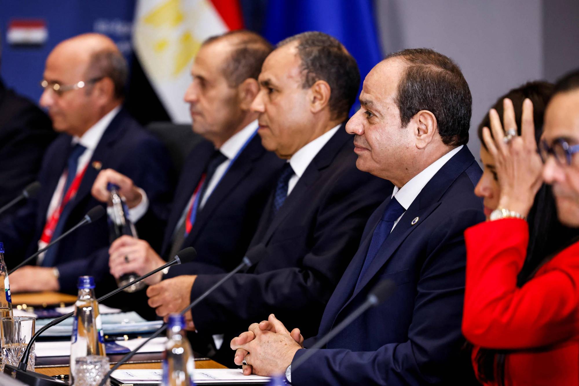 الرئيس المصري والوفد المرافق له خلال القمة (أ.ف.ب)