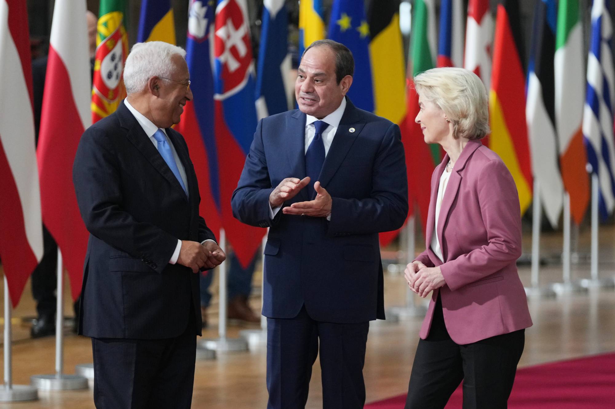 الرئيس المصري عبد الفتاح السيسي ورئيس المجلس الأوروبي أنطونيو كوستا ورئيسة المفوضية الأوروبية أورسولا فون دير لاين في حفل توقيع عدد من الاتفاقيات خلال قمة الاتحاد الأوروبي ومصر في مبنى المجلس الأوروبي في بروكسل (أ.ب)