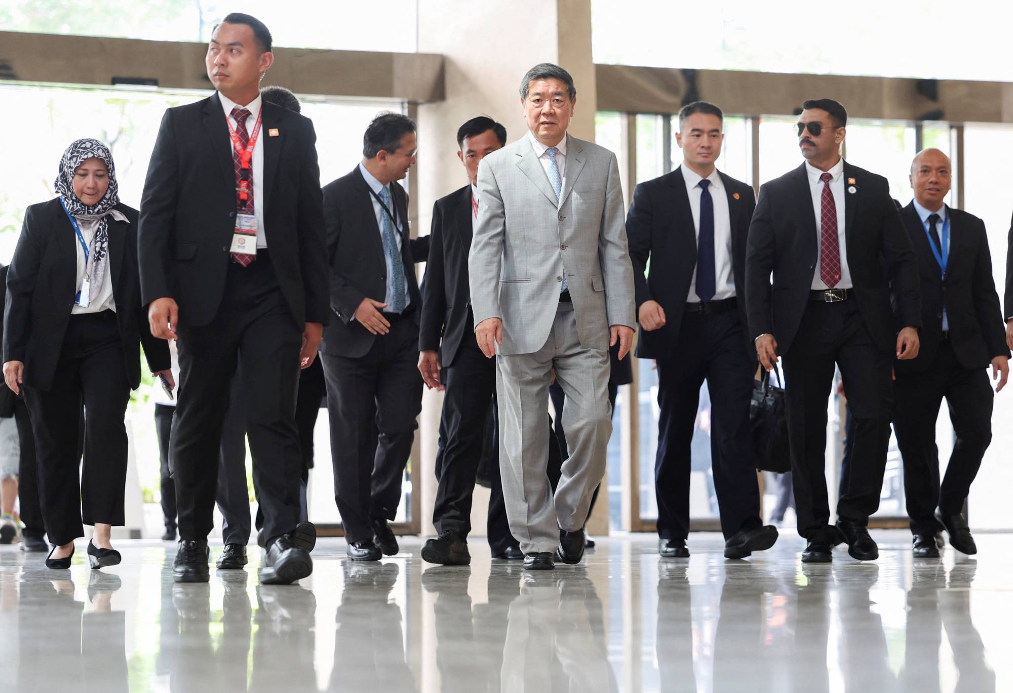 نائب رئيس الوزراء الصيني والوفد المرافق له في كوالالمبور لبدء محادثات تجارية مع أميركا في 25 أكتوبر 2025 (رويترز)