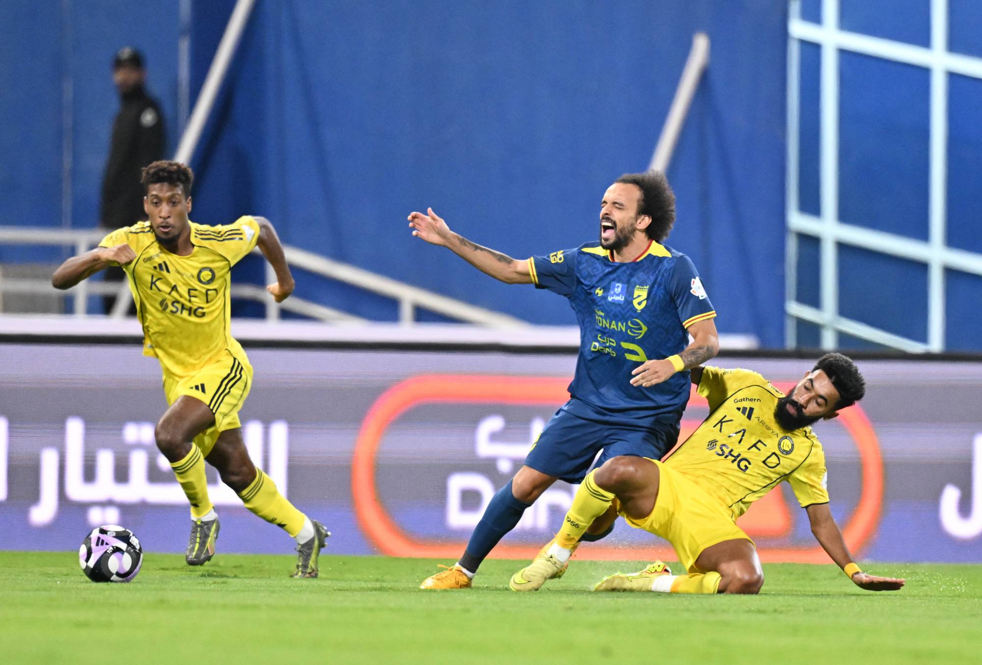 كومان ينطلق بالكرة وسط تعثر فابيو مارتينيز لاعب الحزم (تصوير: صالح بشير)