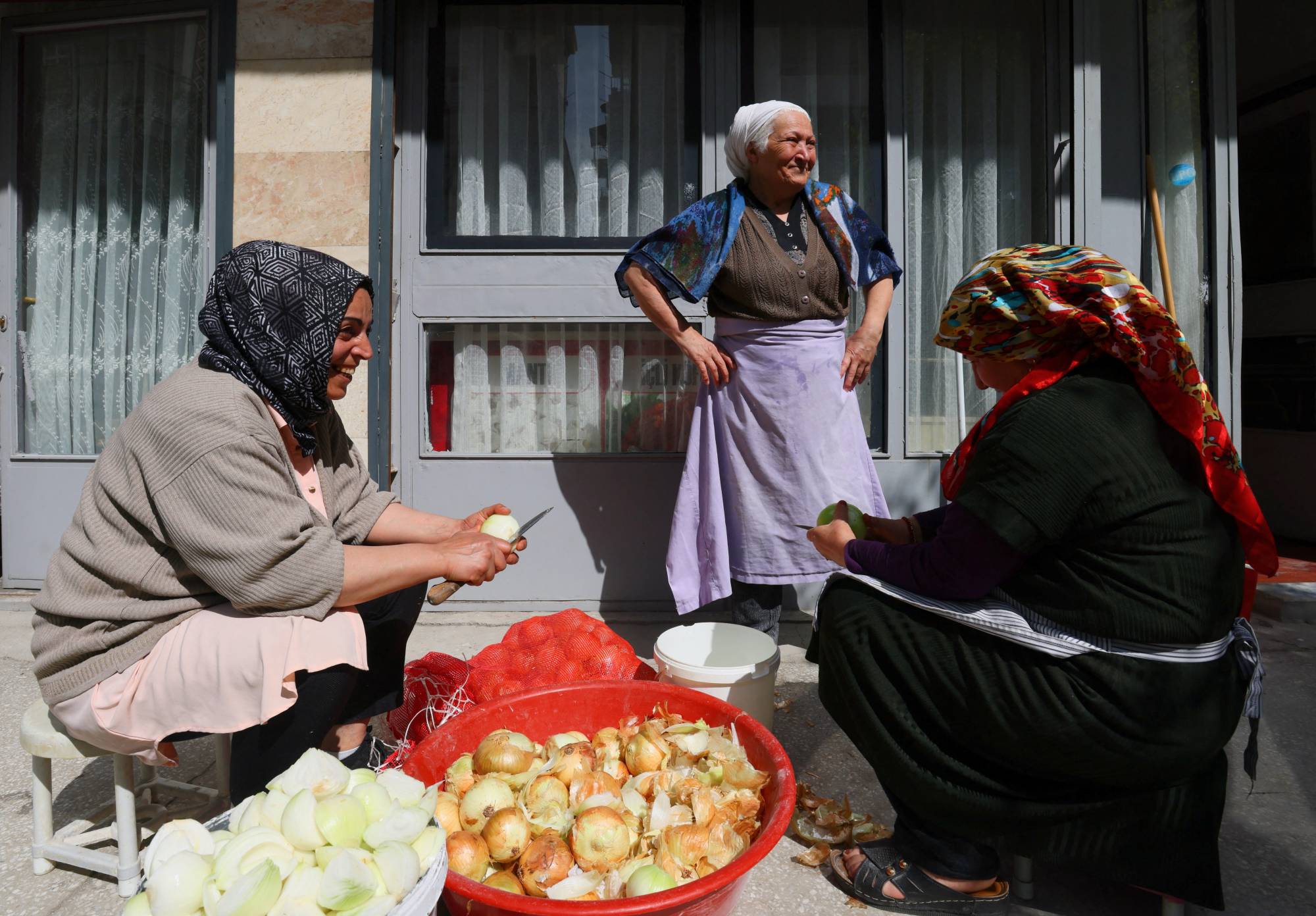 نساء يقطعن البصل في أنقرة بتركيا (رويترز)