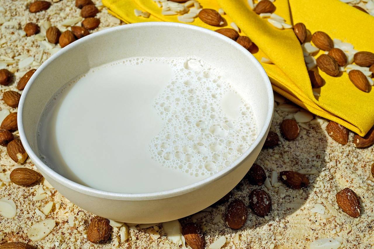 الكوب الواحد من حليب اللوز غير المحلى يحتوي على نحو 2 غرام فقط من البروتين (بيكسباي)