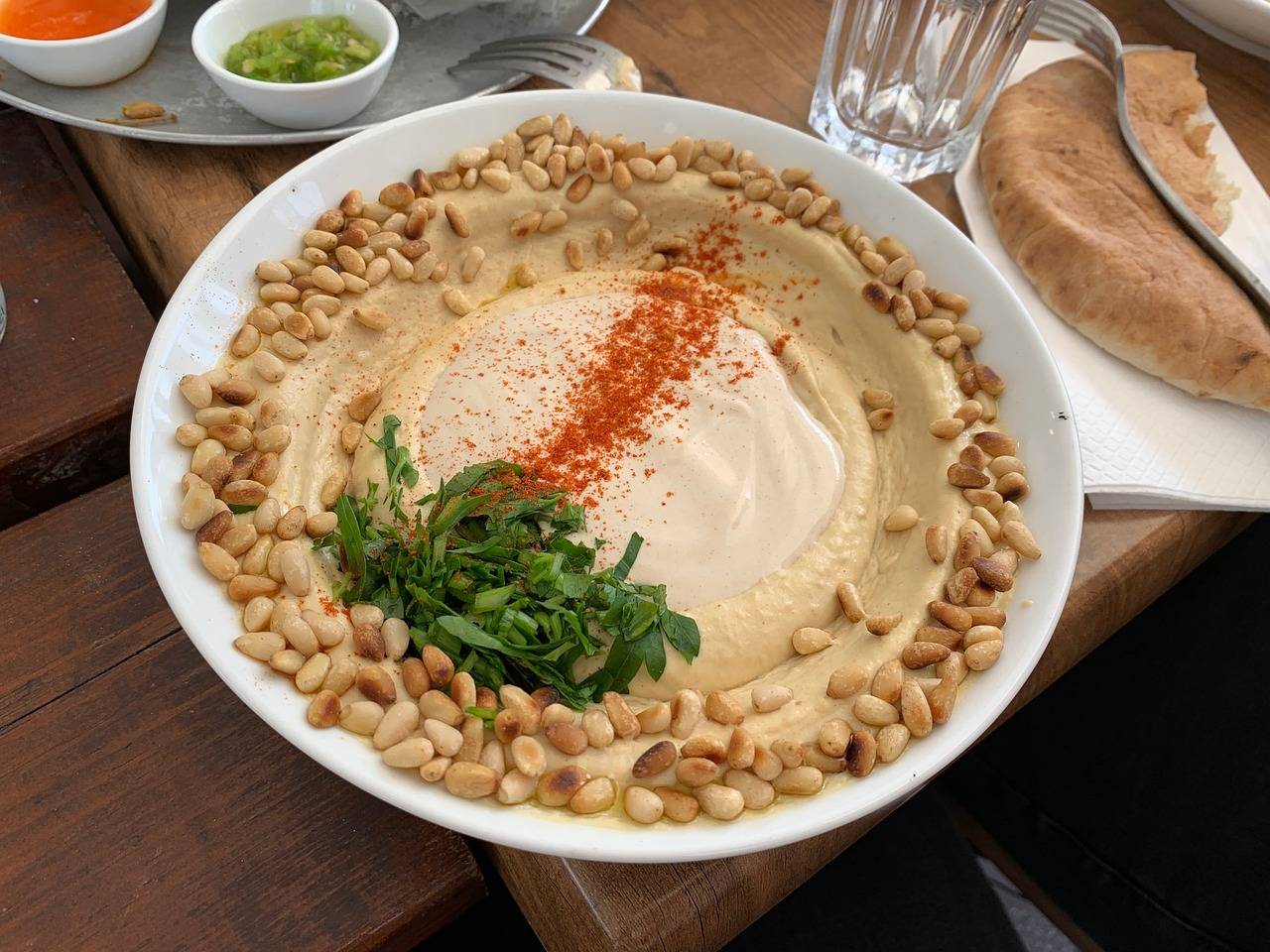 كمية البروتين في ربع كوب من الحمص المهروس (الحمص بالطحينة) لا تتجاوز 2 غرام (بيكسباي)