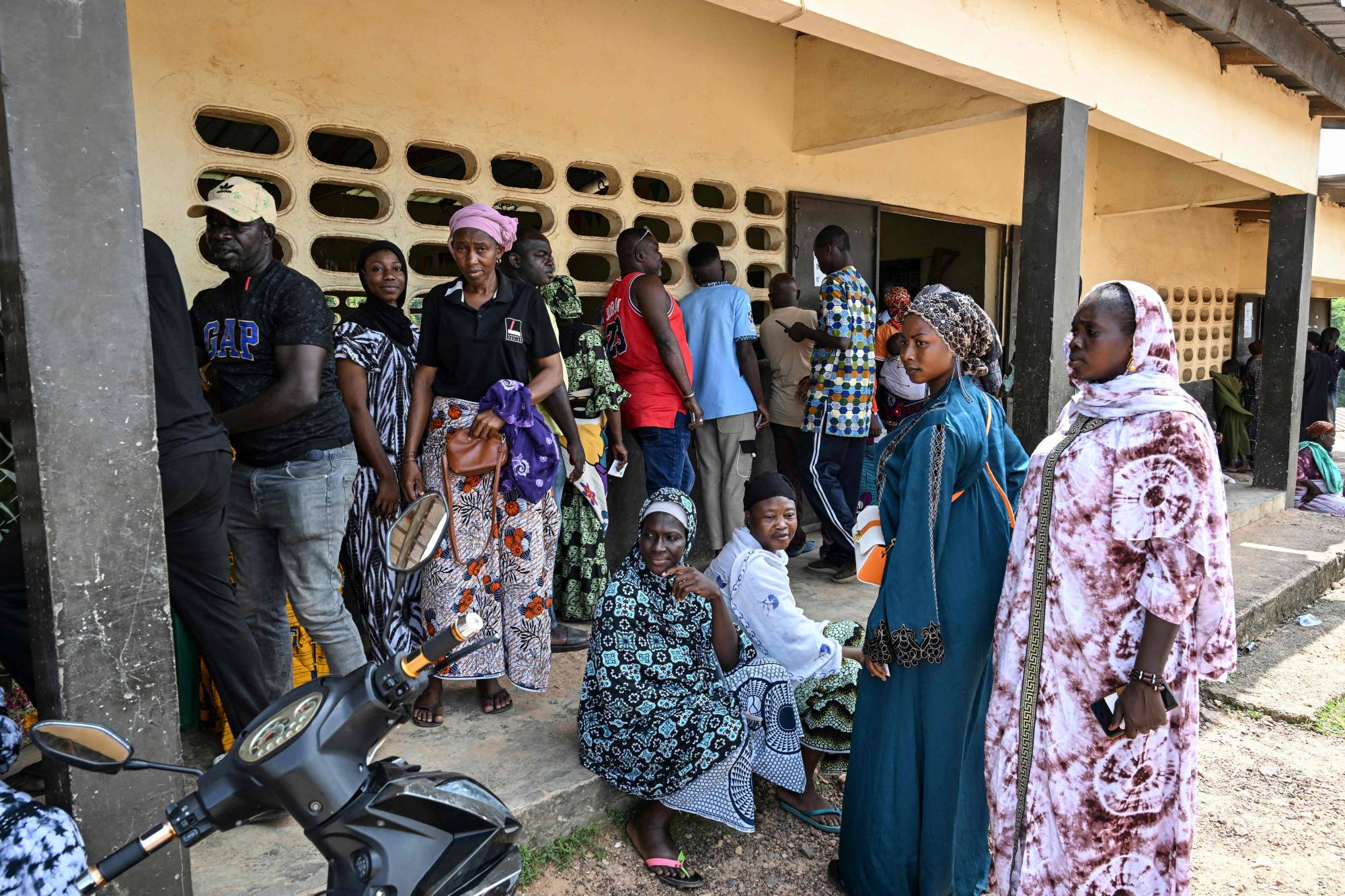 ناخبون ينتظرون الإدلاء بأصواتهم في أغبوفيل 25 أكتوبر (أ.ف.ب)