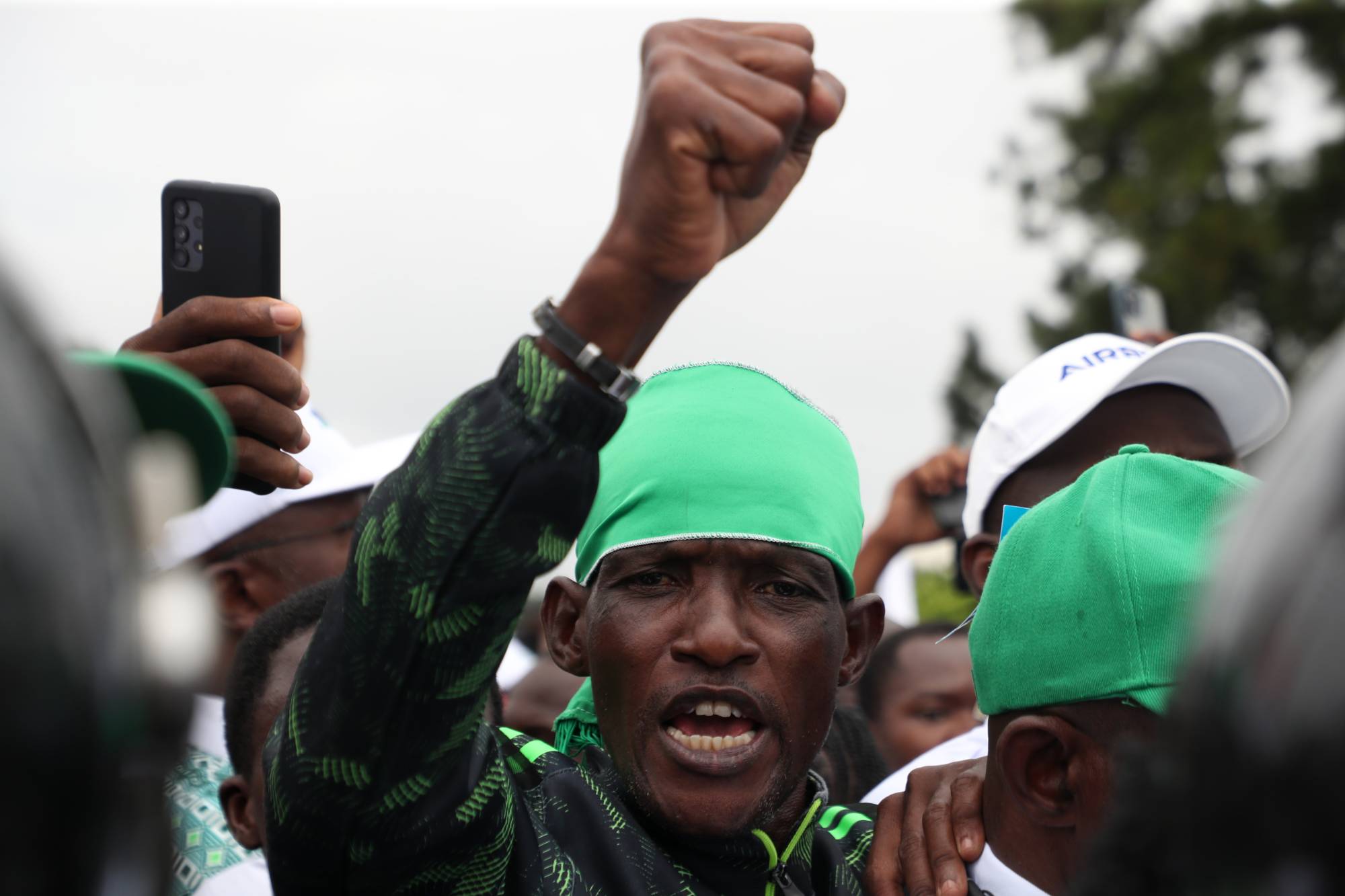 معارِض يحتج على السلطة الحاكمة ويطالب بشفافية أكبر في العملية الانتخابية في أبيدجان بساحل العاج 14 يونيو 2025