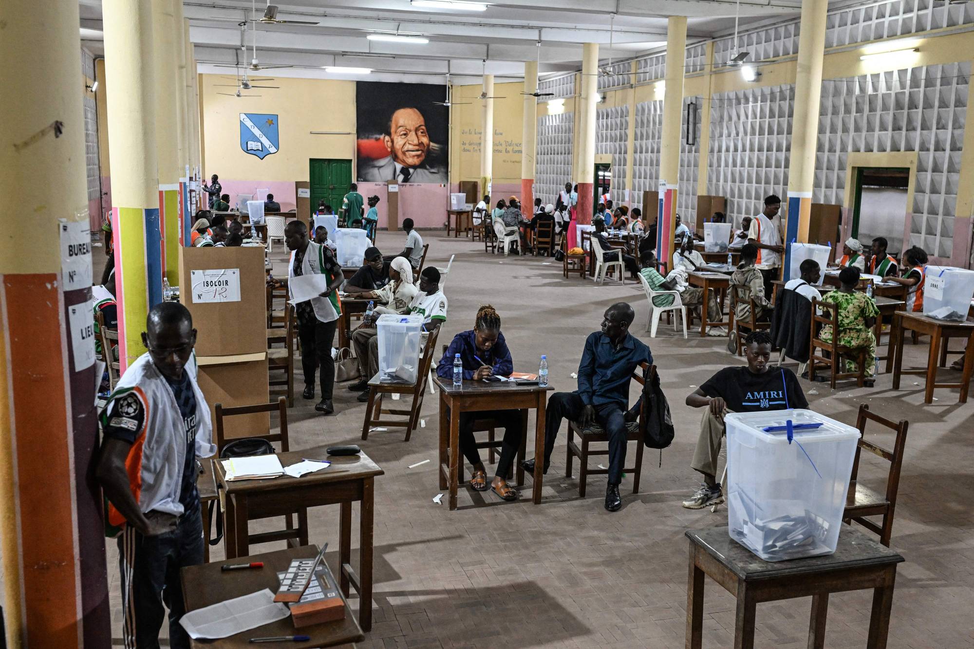 إحصاء الأصوات بمكتب اقتراع في أبيدجان 25 أكتوبر (أ.ف.ب