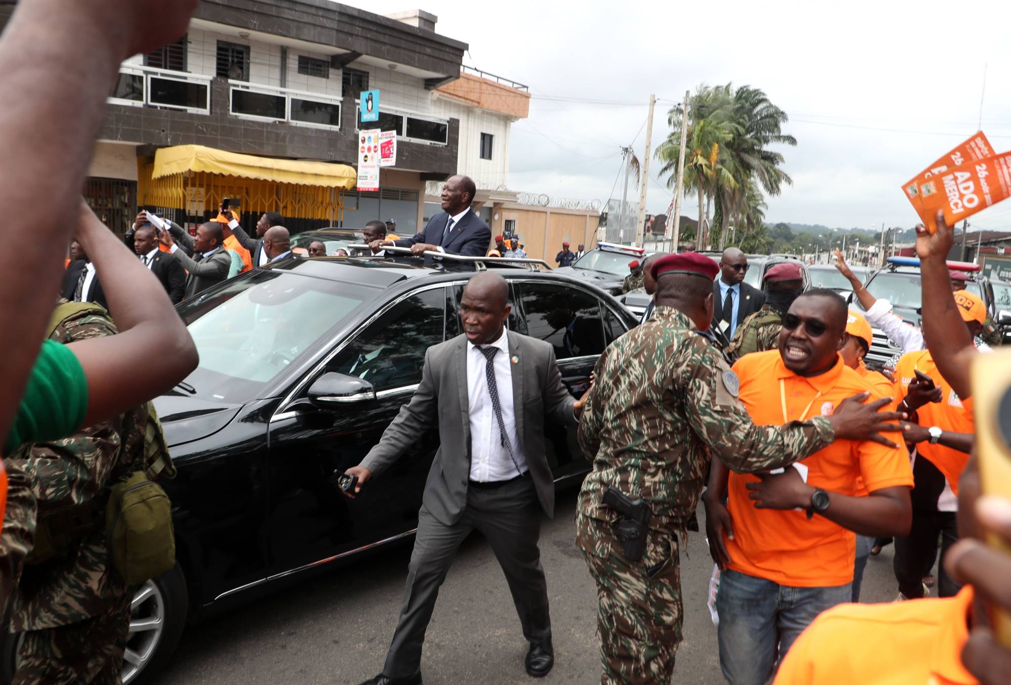 الرئيس الحسن واتارا خلال تقديم أوراق ترشيحه أغسطس الماضي(إ.ب.أ)