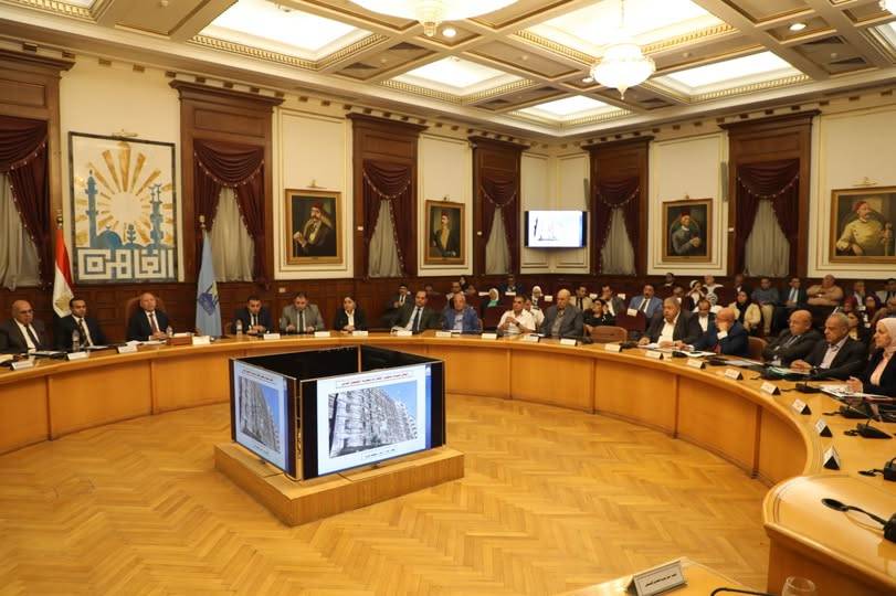 محافظ القاهرة في أثناء اجتماعه مع رؤساء الأحياء لتوجيههم بمنع بيع «الاسكوتر» الكهربائي الخاص للأطفال (محافظة القاهرة)