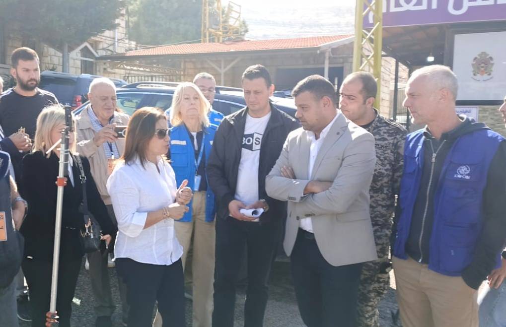 موظفون في الأمم المتحدة ورجال أمن لبنانيون يدققون في أوراق السوريين العائدين (الشرق الأوسط)