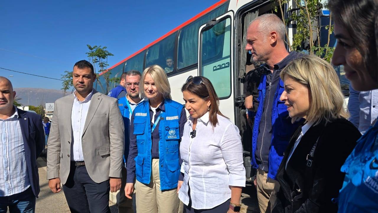 وزيرة الشؤون الاجتماعية حنين السيد تتوسط مسؤولين في الأمم المتحدة خلال الإشراف على رحلة عودة النازحين السوريين من لبنان (الشرق الأوسط)