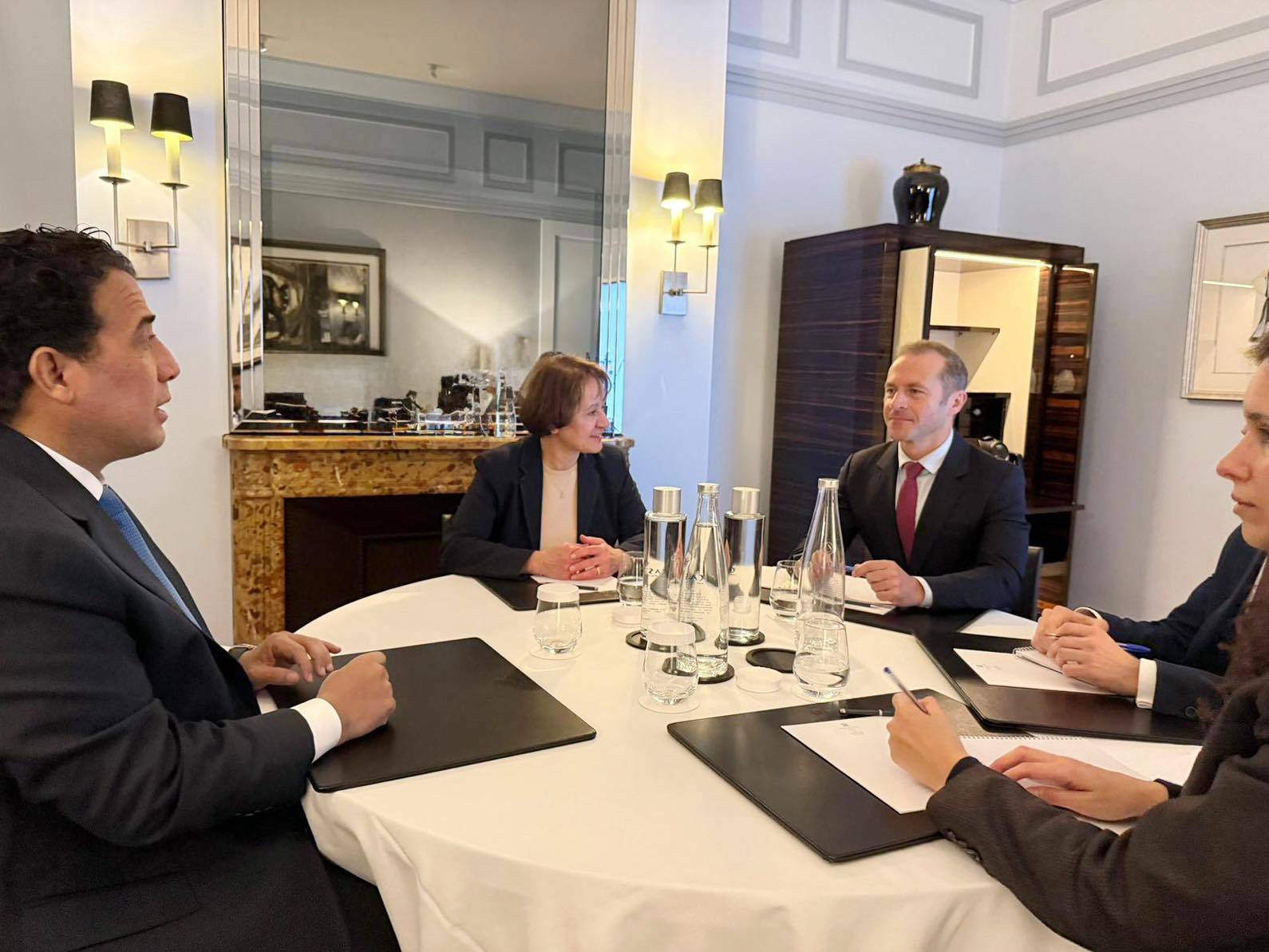 المنفي يلتقي في مقر إقامته بباريس بول سولير المبعوث الخاص للرئيس الفرنسي (المجلس الرئاسي الليبي)