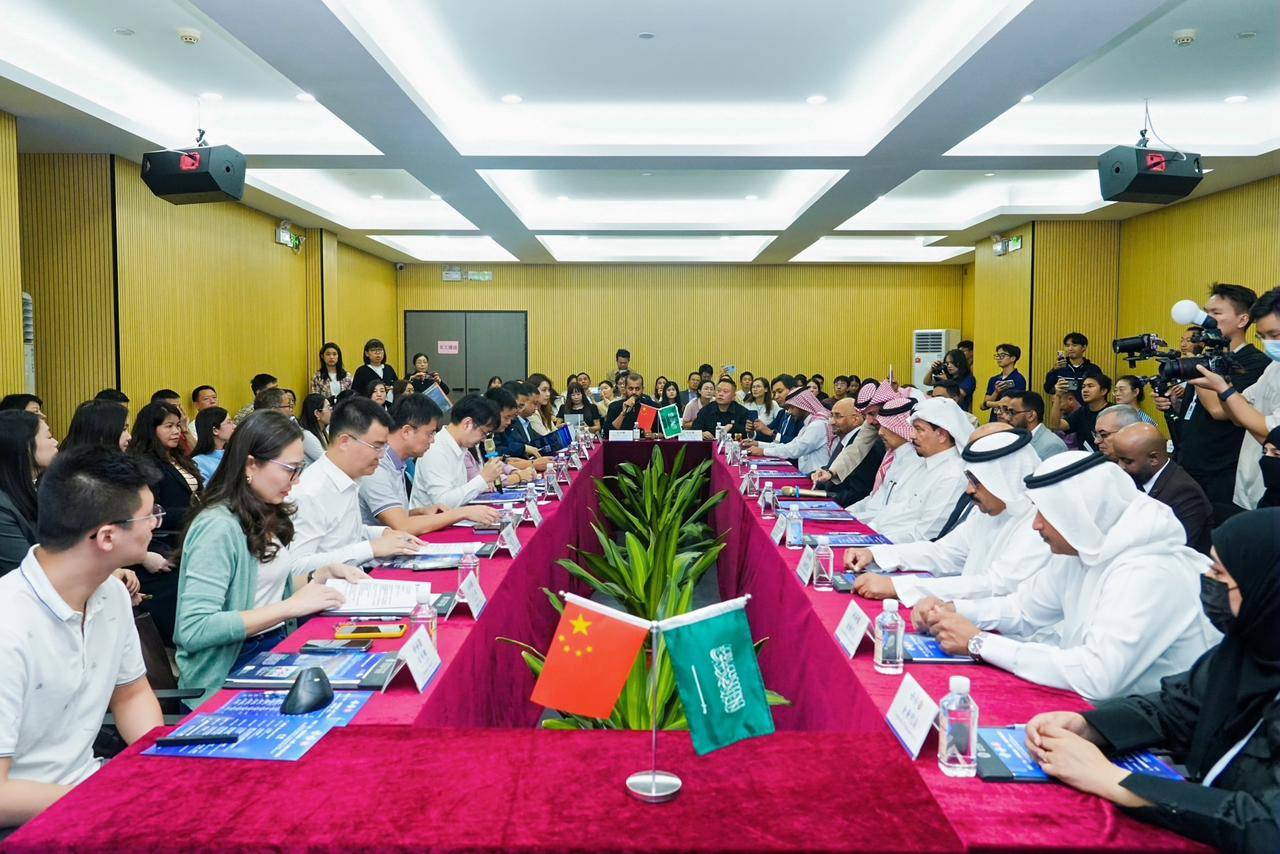 أحد الاجتماعات بين وفد غرفة جازان ومسؤولي عدد من الشركات الصينية (الشرق الأوسط)