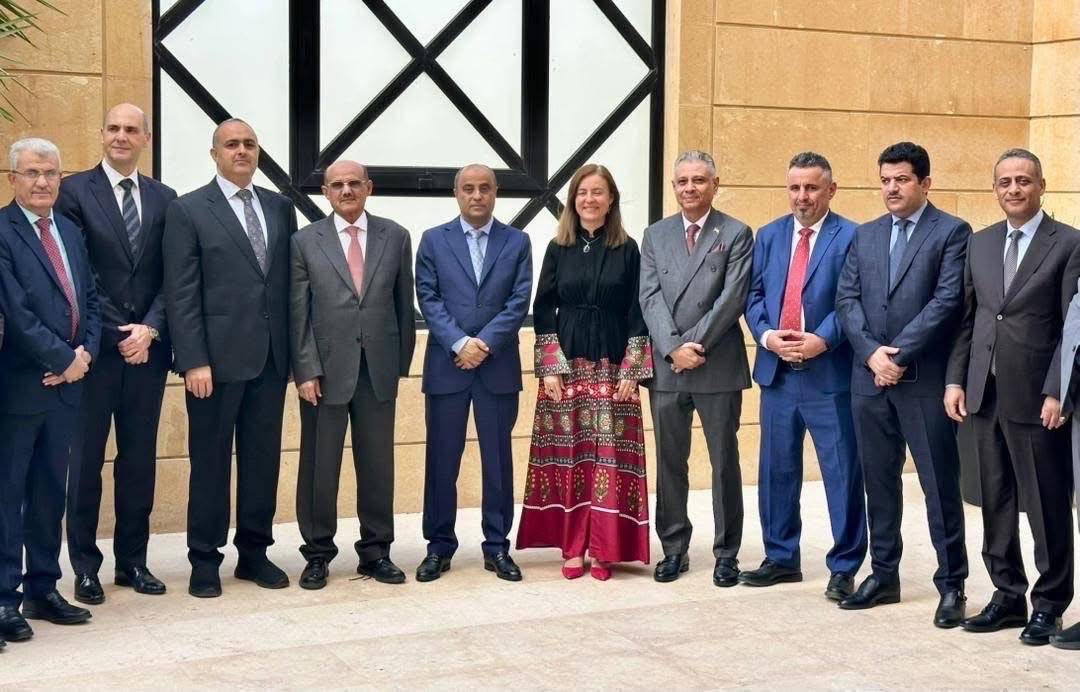 صحيفة: الرئاسي اليمني يعتمد خطة شاملة لإنعاش الاقتصاد وتوحيد الإيرادات في البنك المركزي