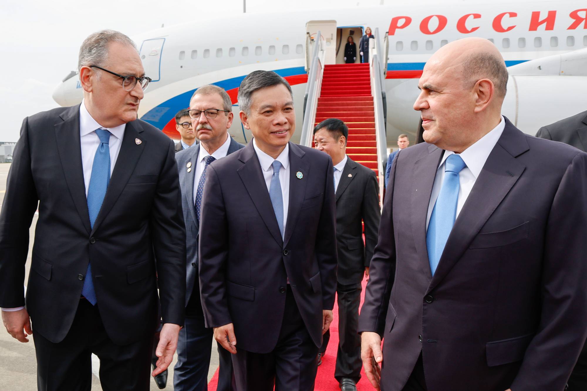 رئيس الوزراء الروسي ميخائيل ميشوستين وليو جيه حاكم مقاطعة تشجيانغ والسفير الروسي لدى الصين إيغور مورغولوف في مطار هانغتشو شياوشان الدولي (د.ب.أ)