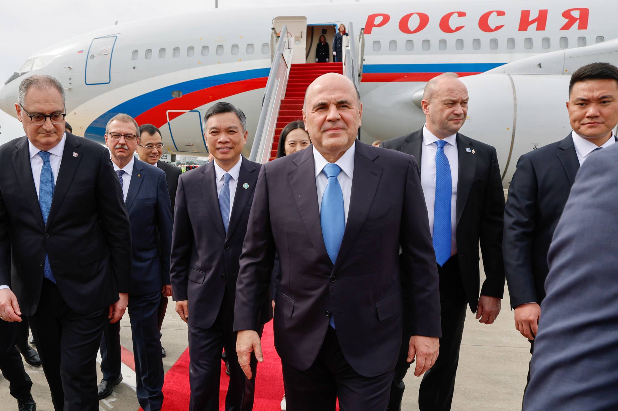 رئيس الوزراء الروسي ميخائيل ميشوستين لدى وصوله إلى مطار هانغتشو شياوشان الدولي (د.ب.أ)