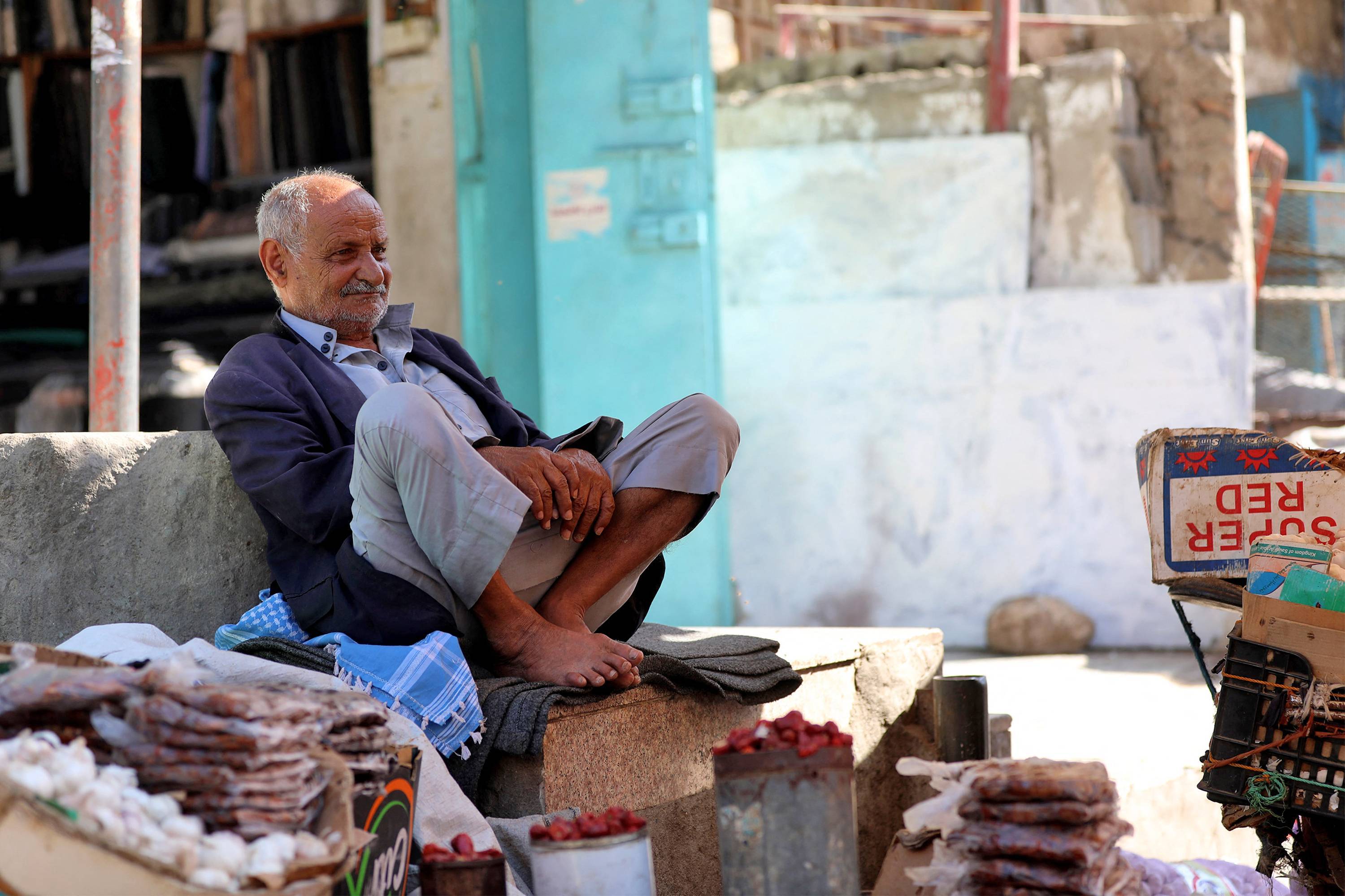 رغم الترحيب بالإصلاحات الاقتصادية ثمة مخاوف من عدم معالجتها الأوضاع المعيشية للسكان (أ.ف.ب)
