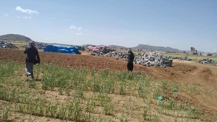 أهالي مديرية همدان يواجهون التعسفات الحوثية خلال محاولاتهم إثبات ملكية أراضيهم (إكس)