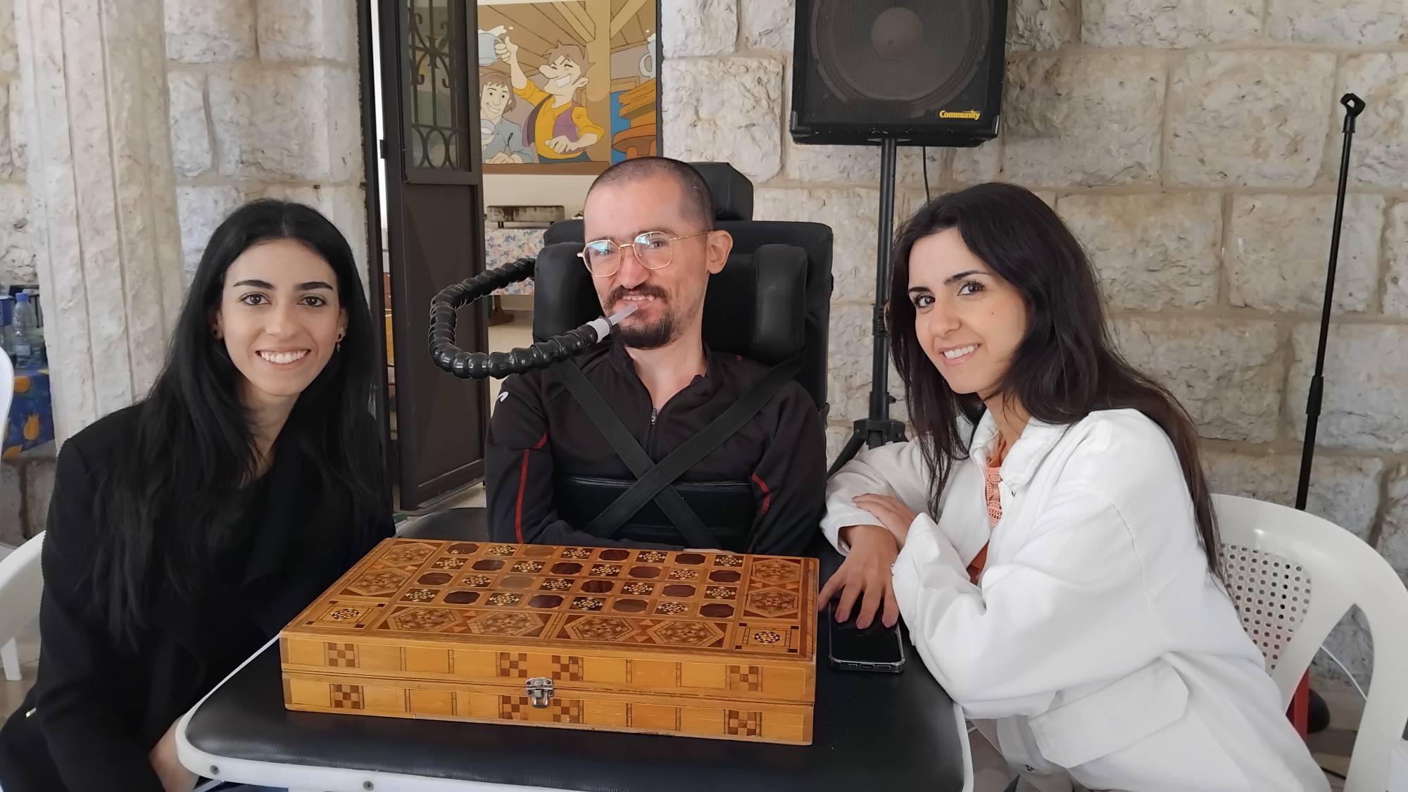 يهوى غسان جبرا لعبة طاولة الزهر ويحلم بتأسيس مقهى (جمعية أنت أخي)