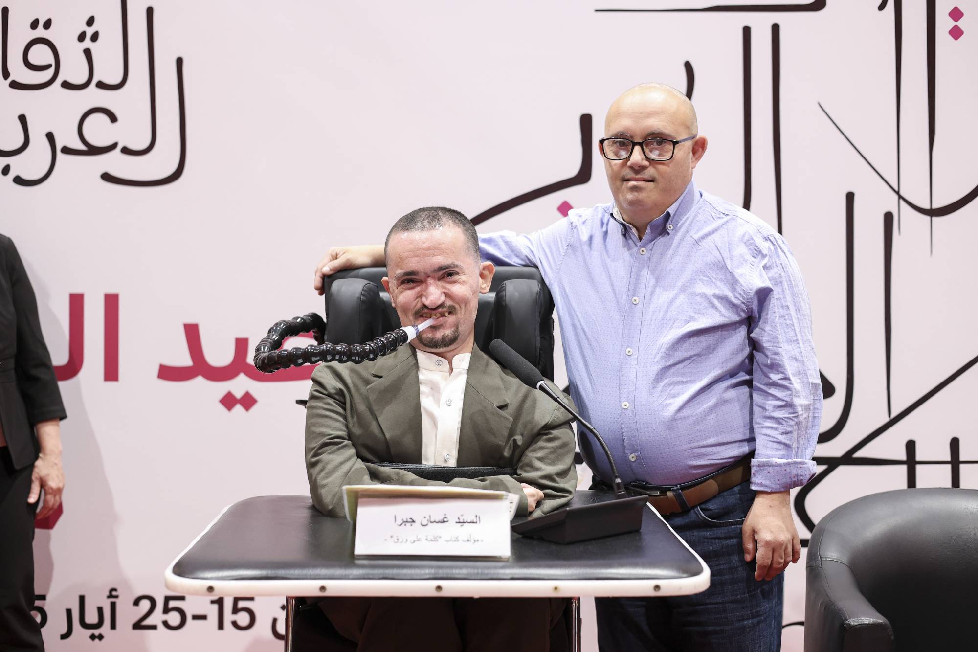 مع أحد رفاقه في حفل التوقيع الكتاب (جمعية أنت أخي)