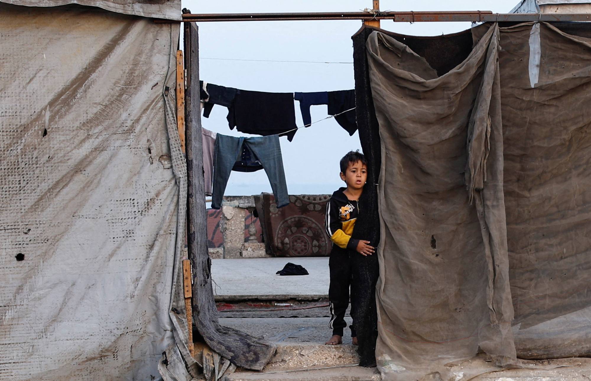 طفل فلسطيني نازح في خيمة (رويترز)