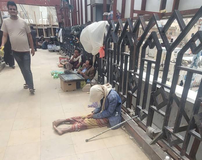 الفقر يدفع أشخاصاً في صنعاء للتسول لسد الرمق (الشرق الأوسط)