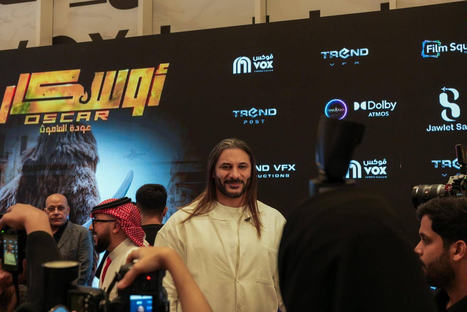 لاعب الخفّة السعودي أحمد البايض خلال العرض الخاص للفيلم في جدة (رِدْ سي مول)