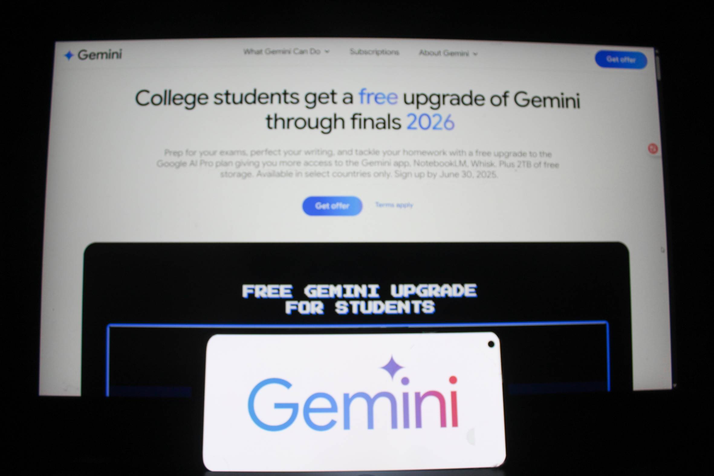 نموذج «جيمناي» يمثّل دمجًا مباشرًا للذكاء الاصطناعي داخل المتصفح، حيث يحوّل البحث إلى تجربة تفاعلية محادثية (شاترستوك)